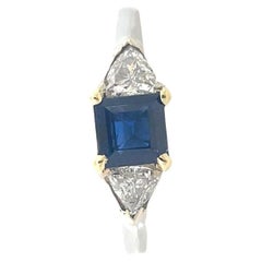 Bague contemporaine de 1980 en platine et or jaune 18 carats, saphir bleu et diamant 