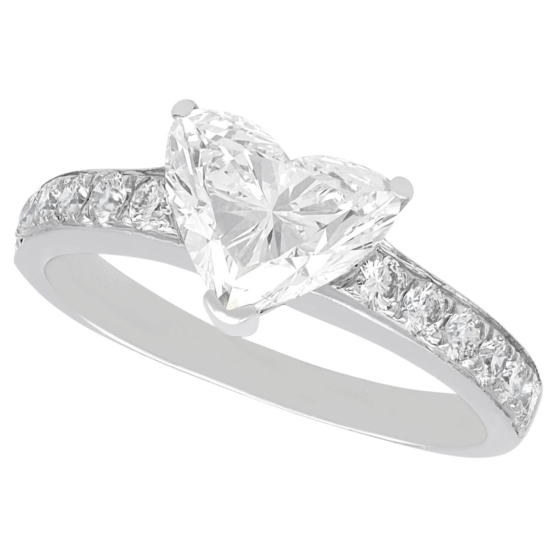 Zeitgenössischer Verlobungsring mit 1,99 Karat Diamant im Herzschliff und 18 Karat Weißgold im Angebot