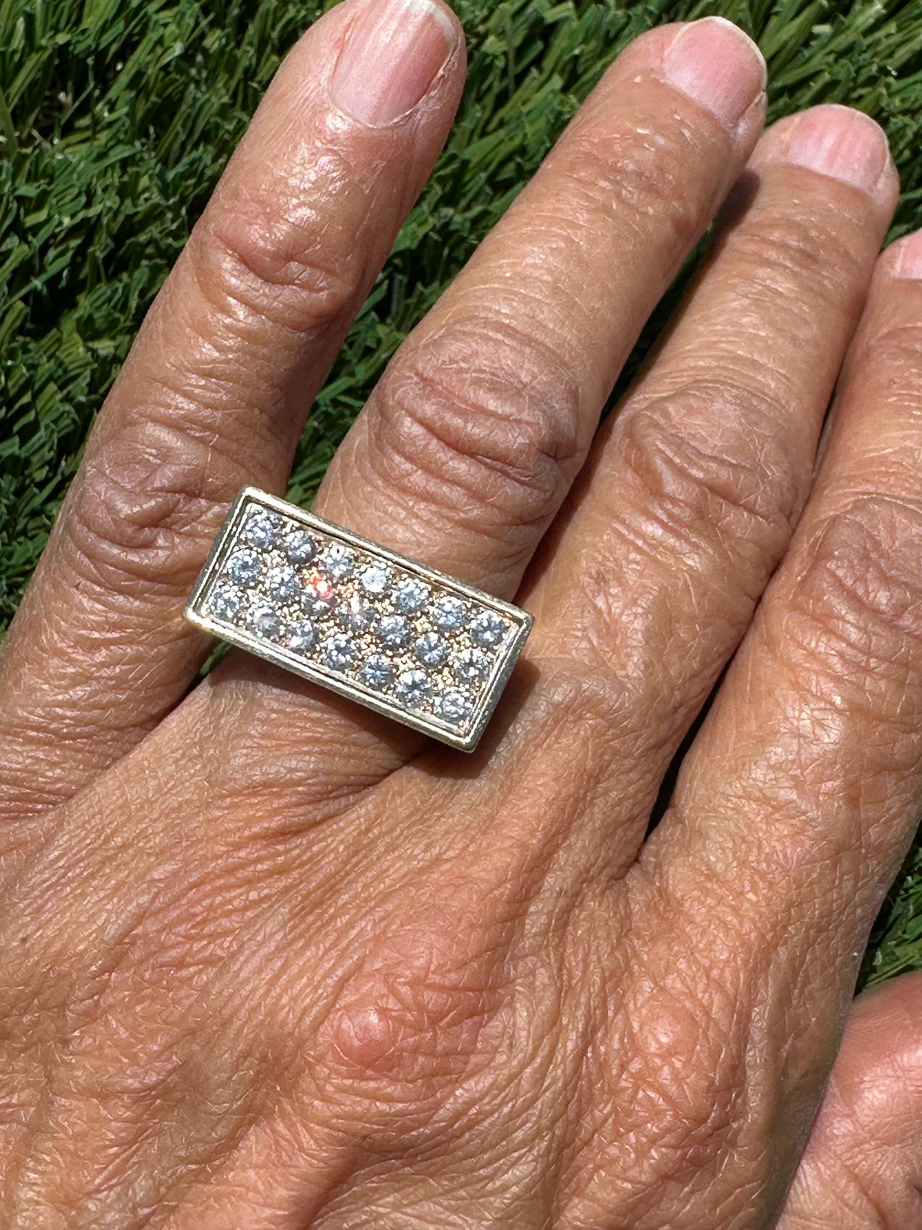 Rectangular  anillo con diamantes engastados
Diamantes de calidad superior, claridad VS
Incoloro, F - G 
El peso total en quilates se estima en 2,00 quilates
La talla del anillo es un 7
El metal es oro amarillo de 14 quilates
Medidas del anillo,