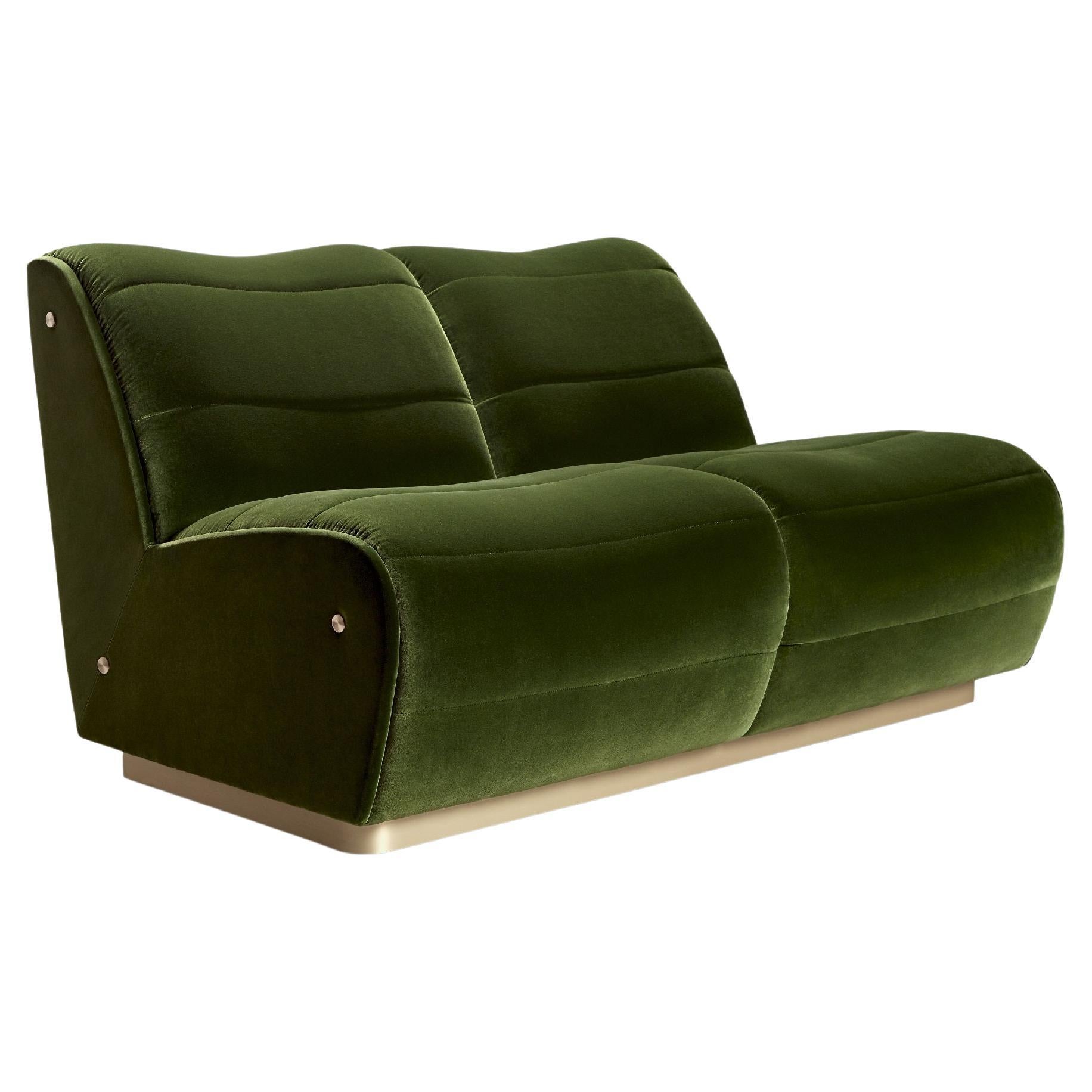 Zeitgenössisches 2-Sitz-Sofa aus Samt, angeboten in Samt und Metallsockel