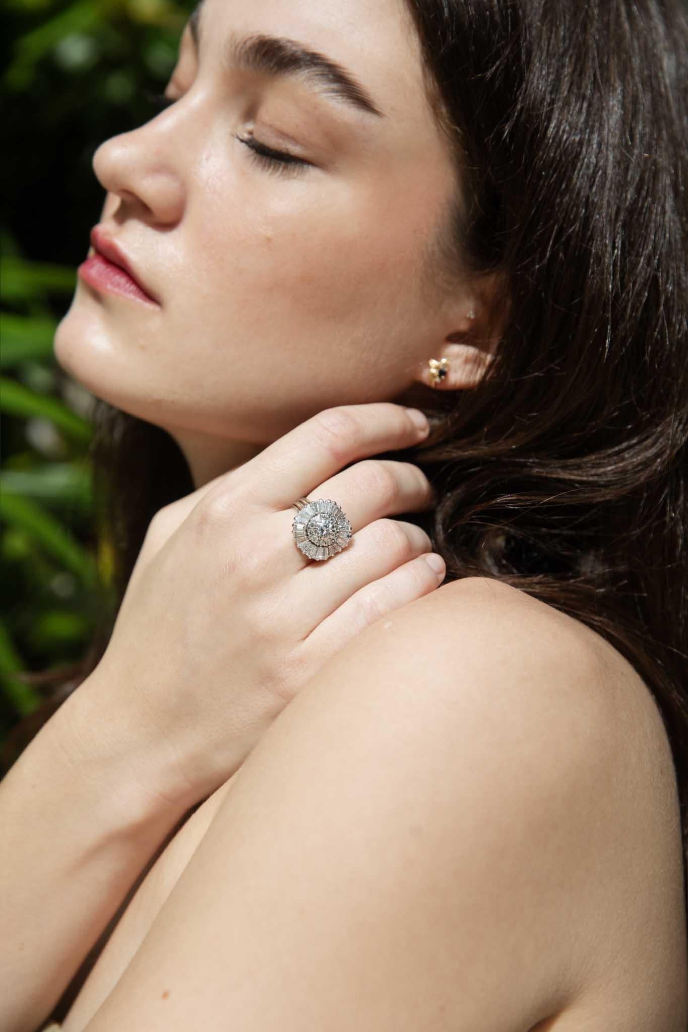 Bague ballerine contemporaine en or blanc 18 carats, 2,00 carats de diamants des années 1980 4