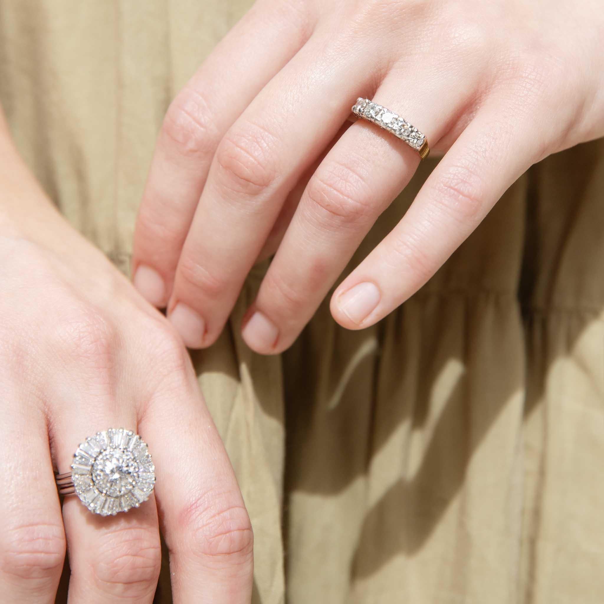 Avec ses vagues ondulantes de diamants étincelants, la bague Judi est un exemple de l'artisanat le plus raffiné.  Des couches successives de diamants forment notre superbe bague 