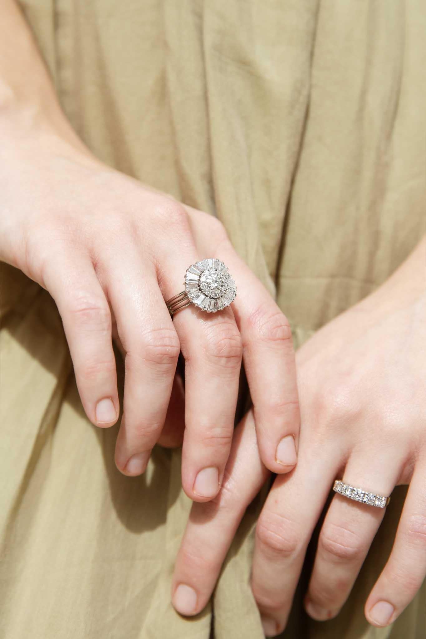 Taille brillant Bague ballerine contemporaine en or blanc 18 carats, 2,00 carats de diamants des années 1980