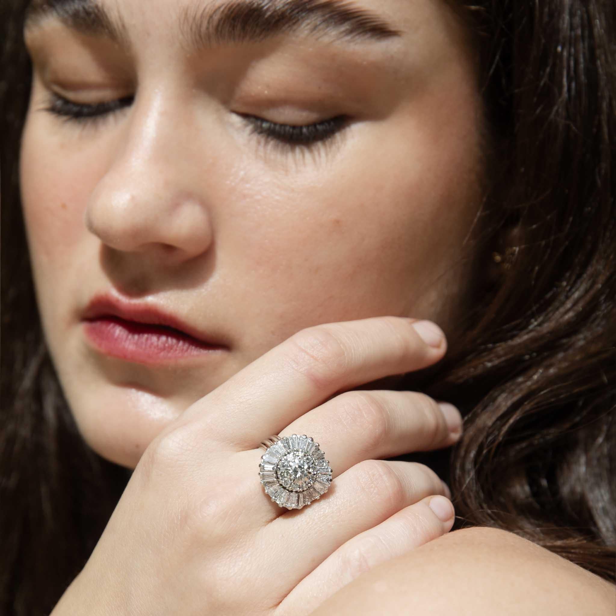 Bague ballerine contemporaine en or blanc 18 carats, 2,00 carats de diamants des années 1980 2