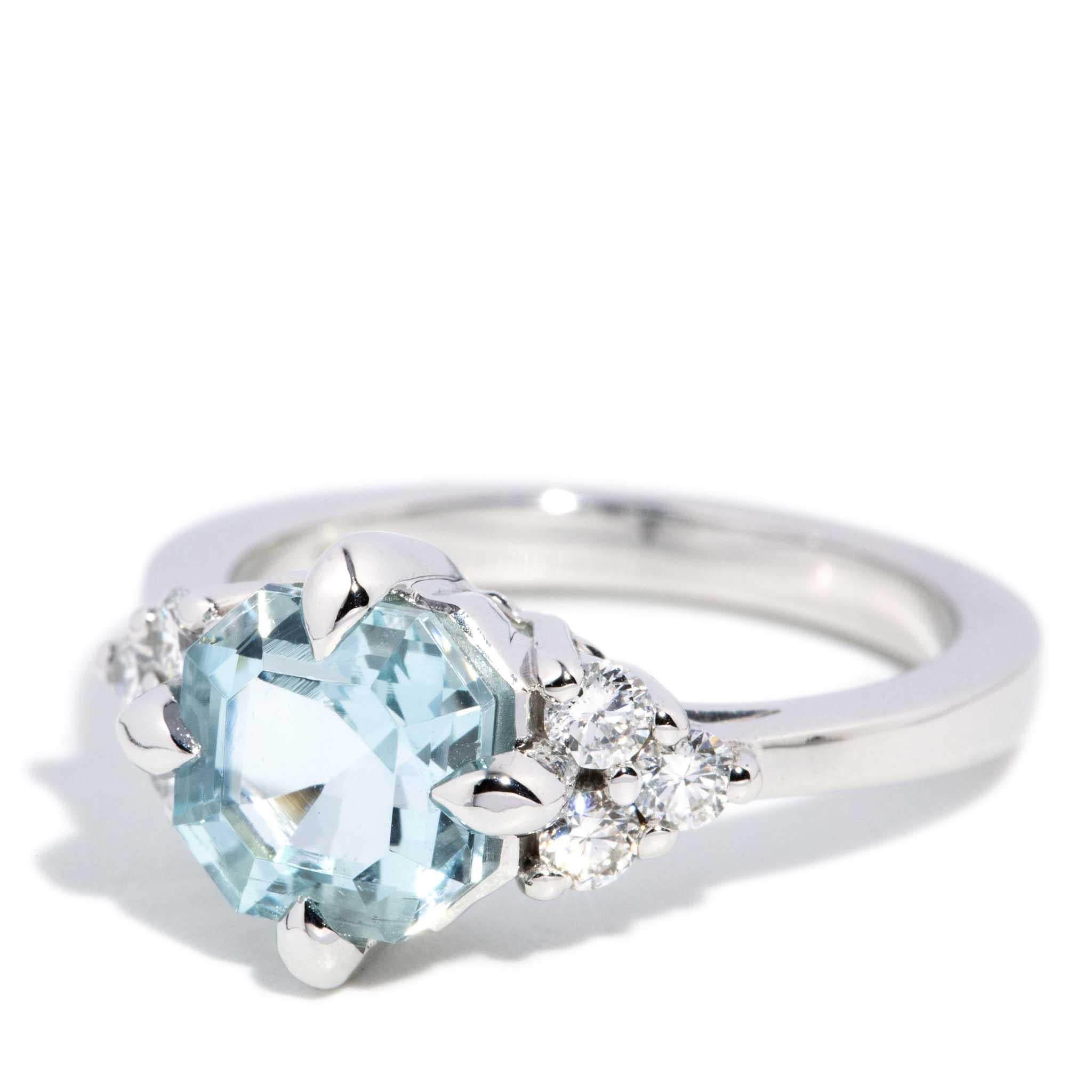Women's Contemporary 2.00ct Pear Cut Aquamarine & Diamond Ring 18 Carat White Gold For Sale