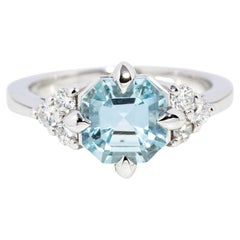 Anillo Contemporáneo de Aguamarina Corte Pera 2.00ct y Diamante Oro Blanco 18 Quilates