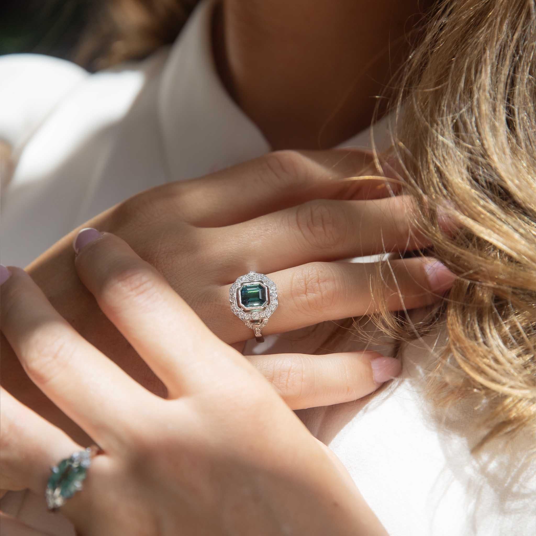 Women's Contemporary 2.00ct Teal Indicolite Tourmaline & Diamond Ring 18ct White Gold For Sale