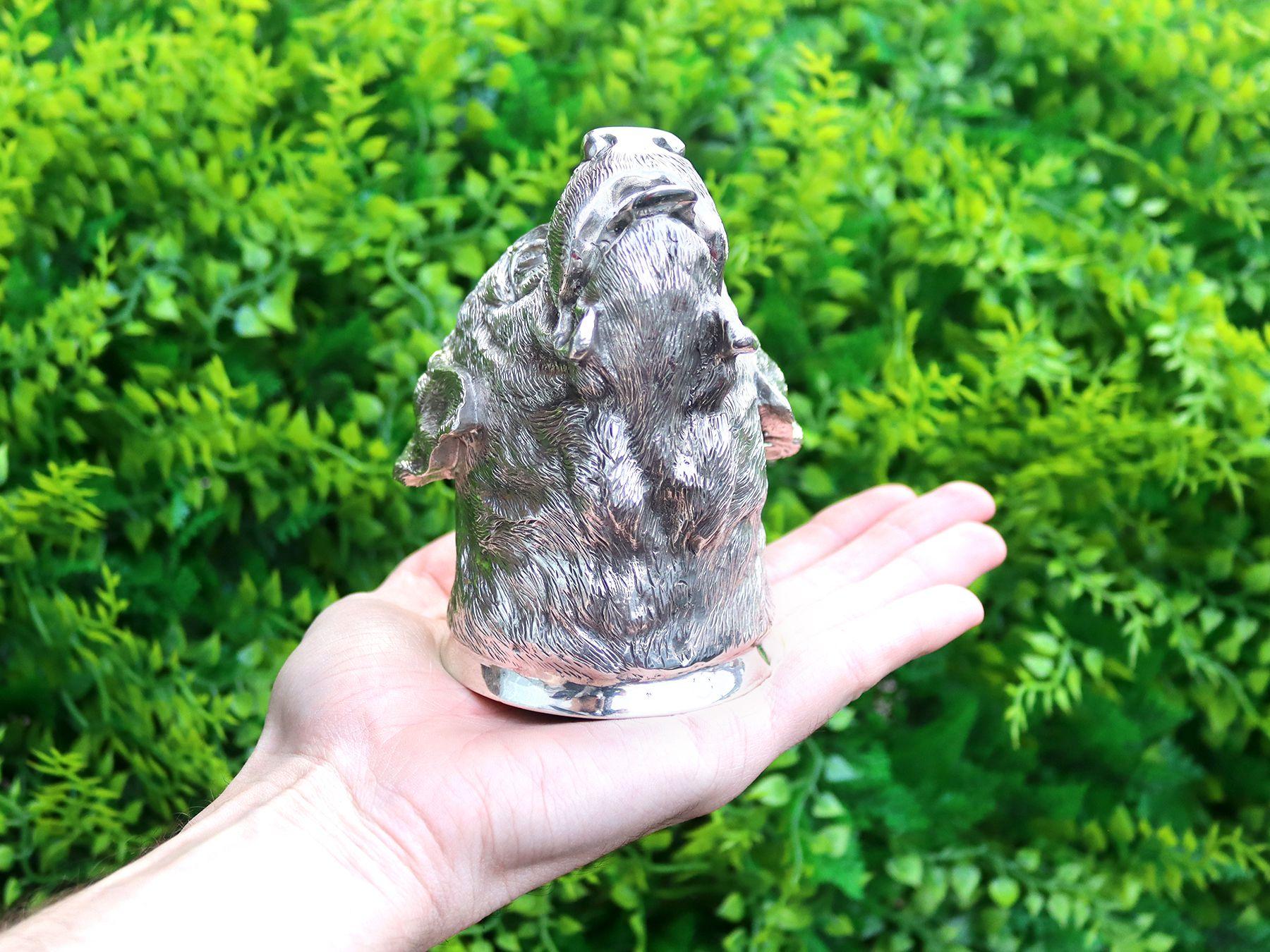 Excepcional, fina e impresionante taza estribo de plata de ley fundida contemporánea modelada en forma de cabeza de perro, una adición a nuestra variada colección de recipientes de plata para beber.

Esta excepcional estribera contemporánea de