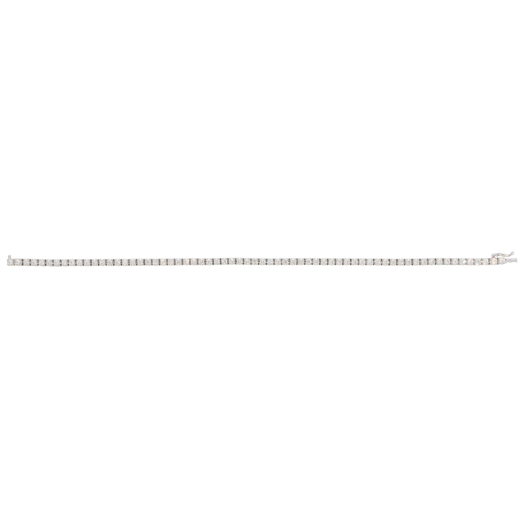Ein wunderschönes, modernes Diamant-Tennisarmband aus 18 Karat Weißgold.

Das Armband besteht aus insgesamt 65 runden Diamanten im Brillantschliff. Alle Steine sind sicher mit vier Zacken gefasst und in ihrer Größe perfekt aufeinander