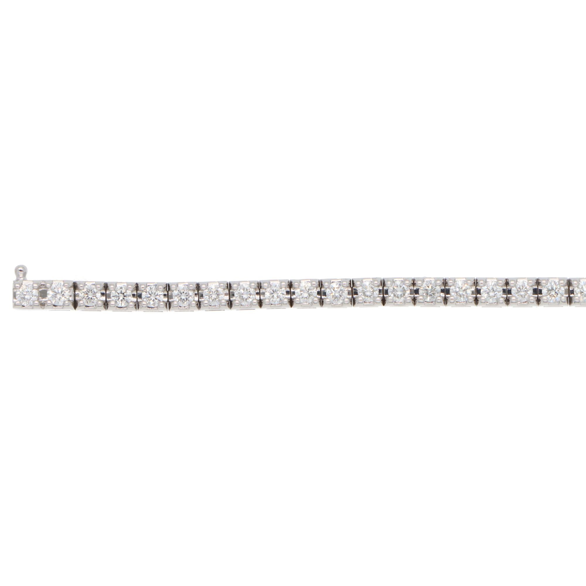 Contemporary 2.02ct Diamond Line Tennis-Armband aus Weißgold (Moderne) im Angebot