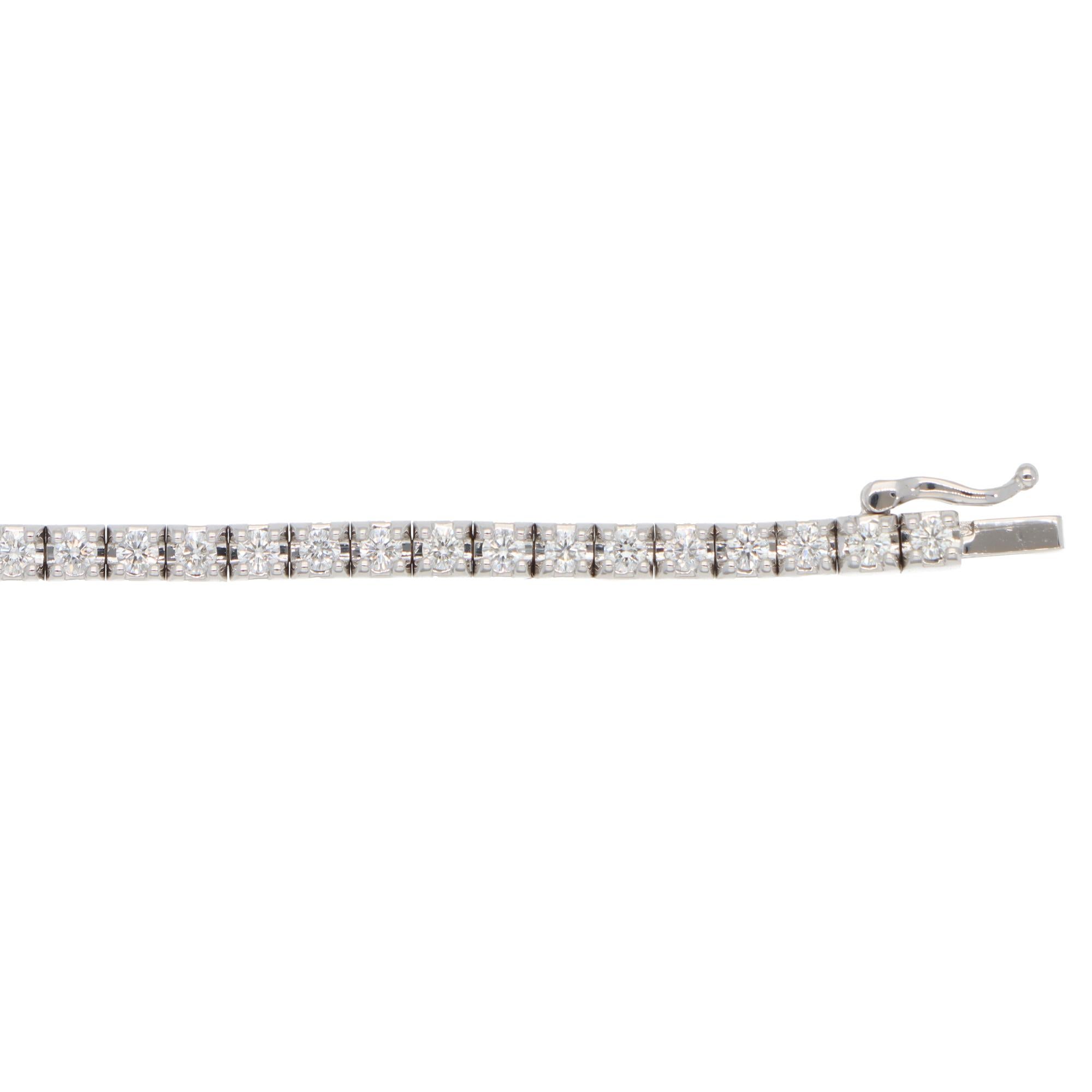 Contemporary 2.02ct Diamond Line Tennis-Armband aus Weißgold (Brillantschliff) im Angebot