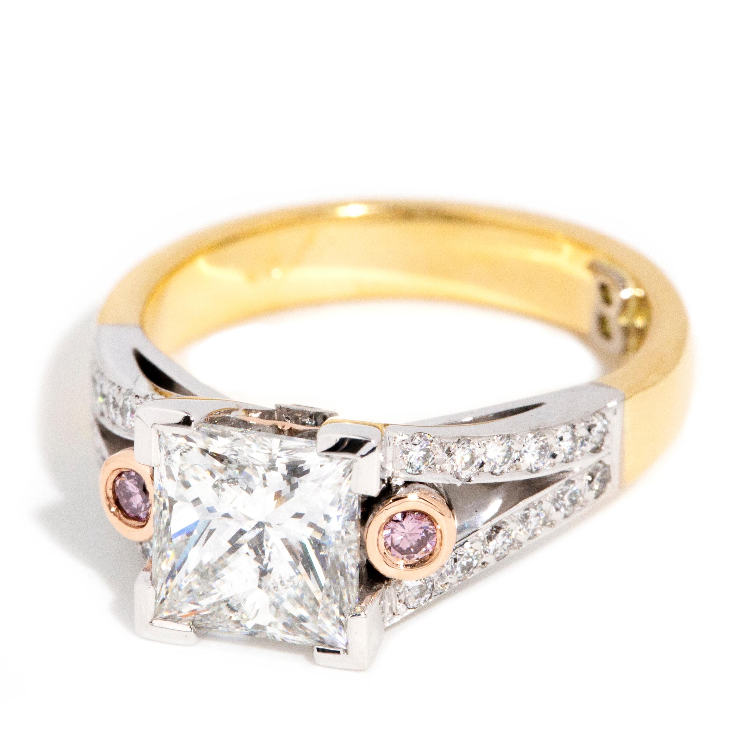 Contemporary 2.04 Carat Princess Diamond Two Tone 18 Karat Gold Verlobungsring (Carréschliff)