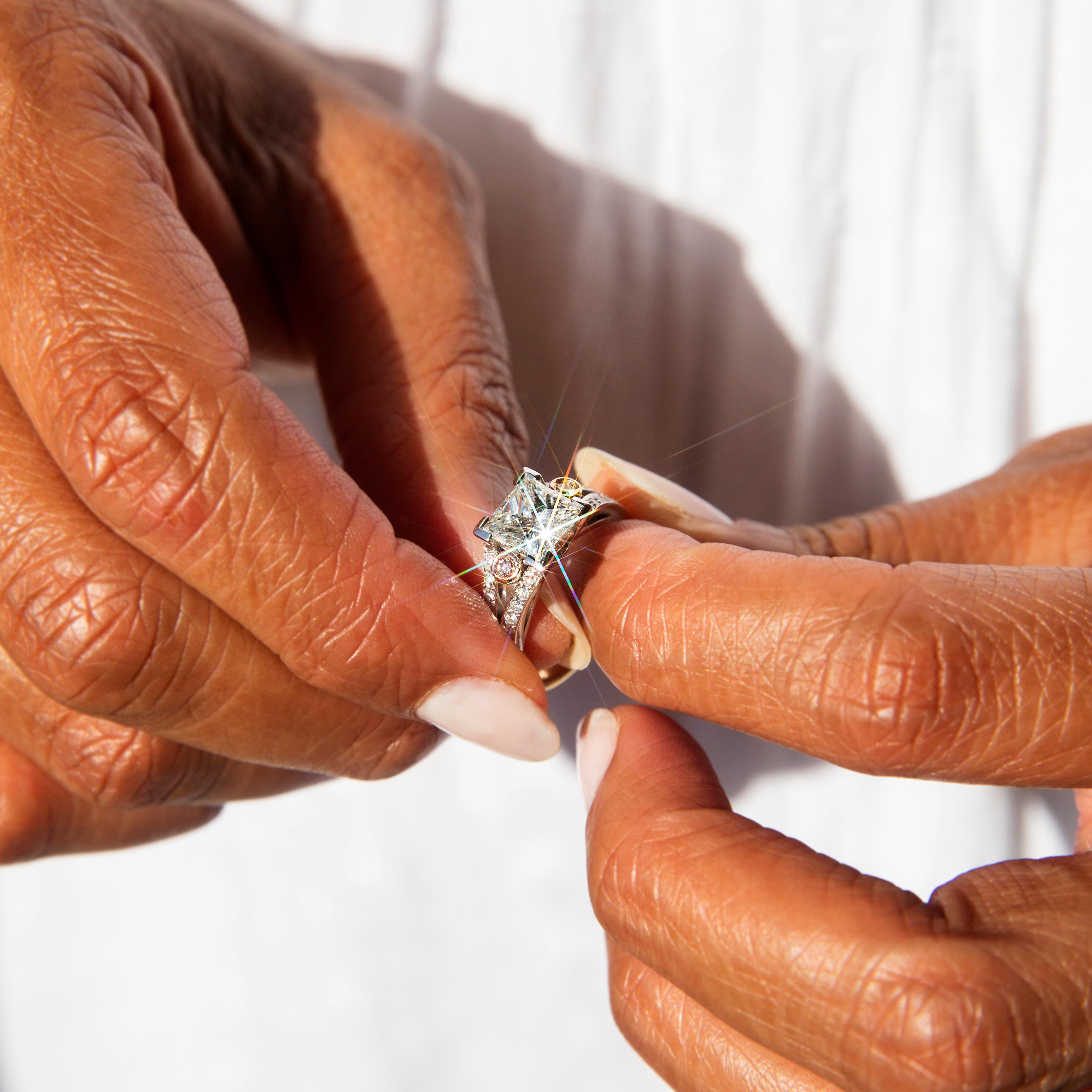 Contemporary 2.04 Carat Princess Diamond Two Tone 18 Karat Gold Verlobungsring im Zustand „Gut“ in Hamilton, AU