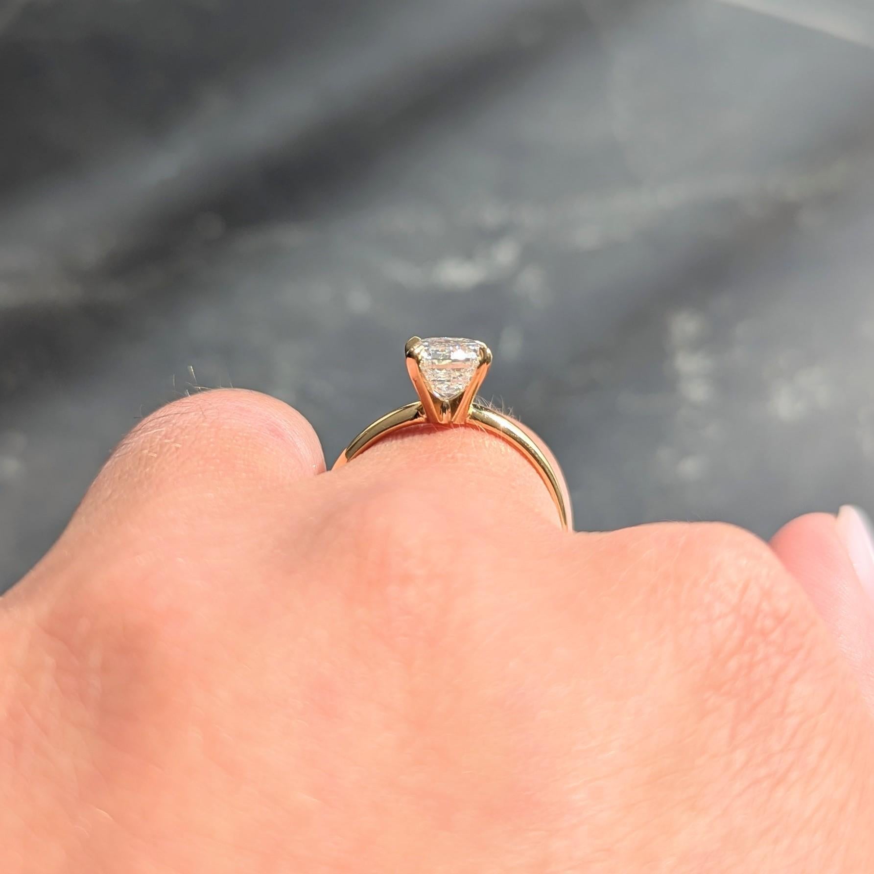Anello di fidanzamento solitario in oro 18 carati Contemporary con diamante ovale da 2,06 CTW GIA in vendita 5
