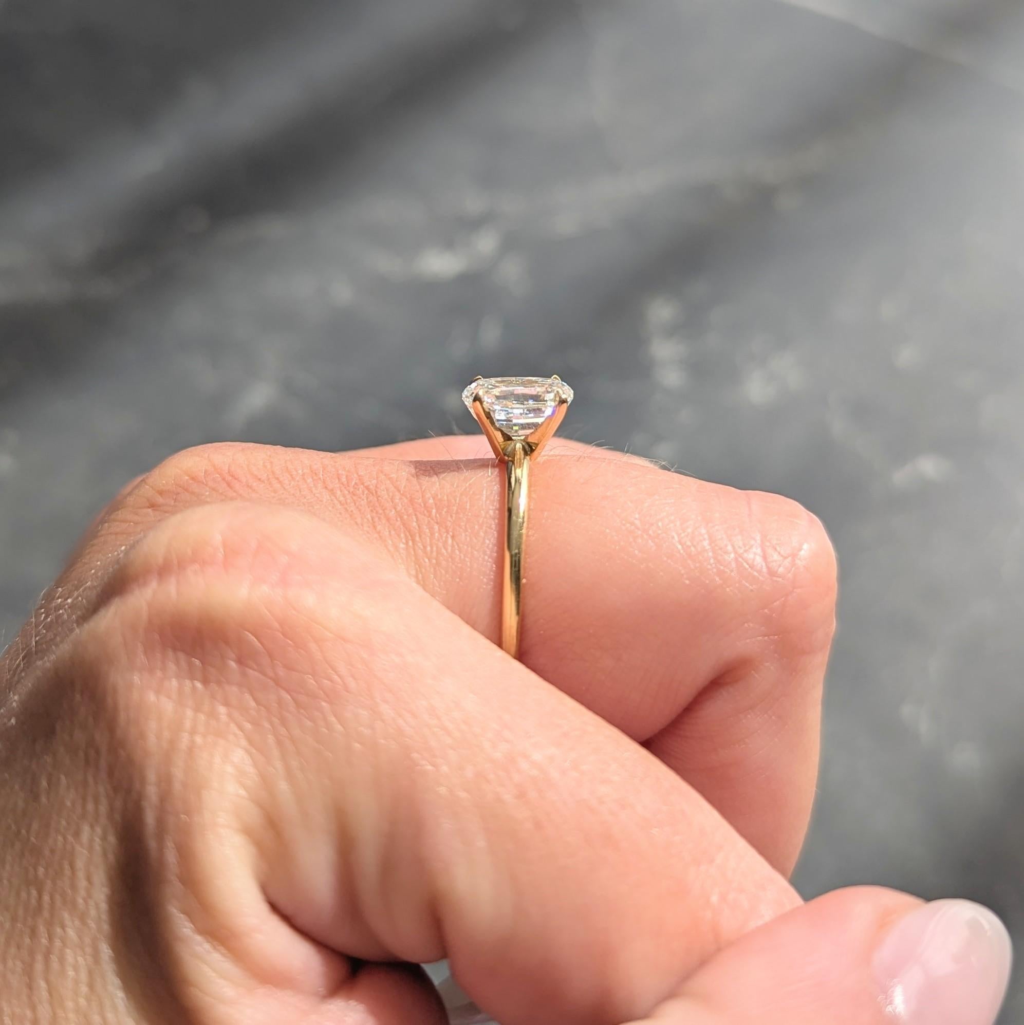 Anello di fidanzamento solitario in oro 18 carati Contemporary con diamante ovale da 2,06 CTW GIA in vendita 6