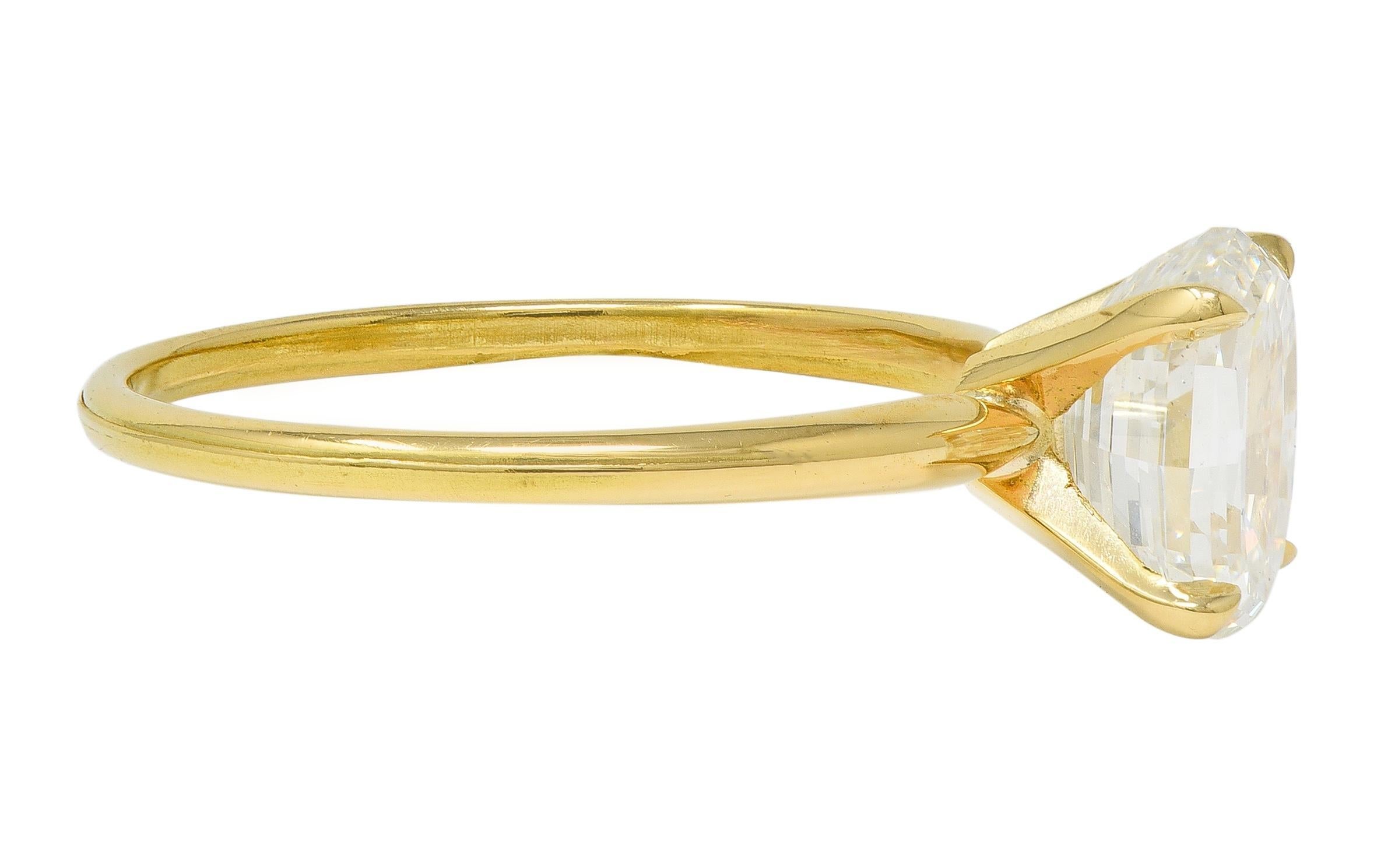 Taglio ovale Anello di fidanzamento solitario in oro 18 carati Contemporary con diamante ovale da 2,06 CTW GIA in vendita