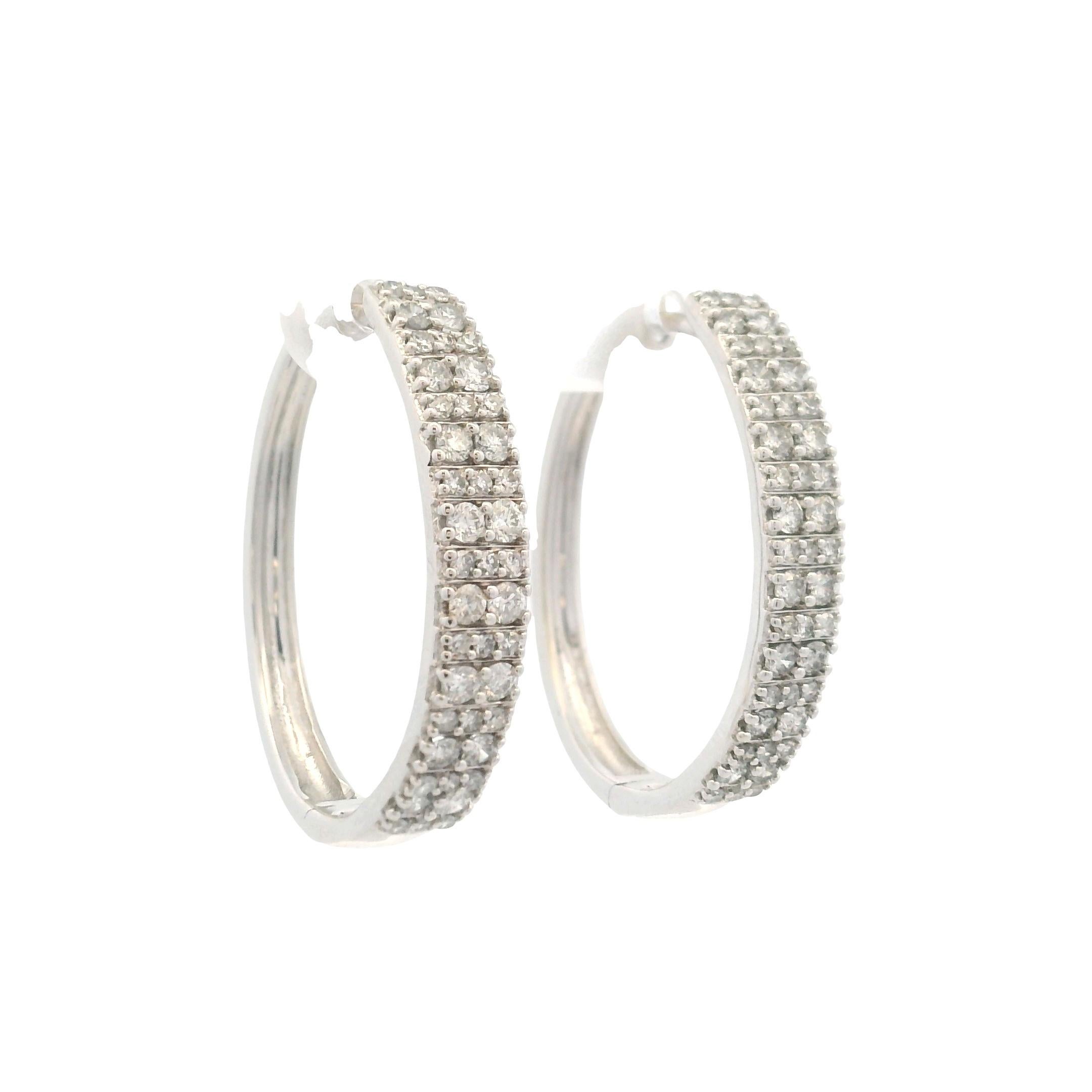 Dieses zeitgenössische Paar Ohrringe aus 10-karätigem Weißgold mit Diamantscharnieren kombiniert ein schlichtes, modernes Design mit brillantem Funkeln. Jeder ovale Ohrring misst etwa 1 Zoll in der Länge und ist mit sechsundachtzig runden Brillanten