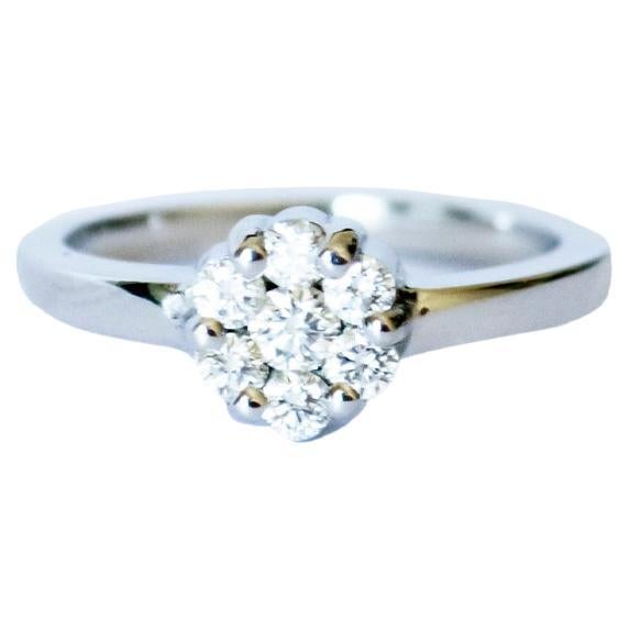 Cette bague contemporaine du XXe siècle est réalisée en or 18 carats et ornée de diamants. Il pèse 3,87 grammes et mesure 10,5 euros / 50,5 euros / 5,5 euros.
La bague est ornée de 7 diamants taille brillant, totalisant 0,44 carats, de pureté VS et