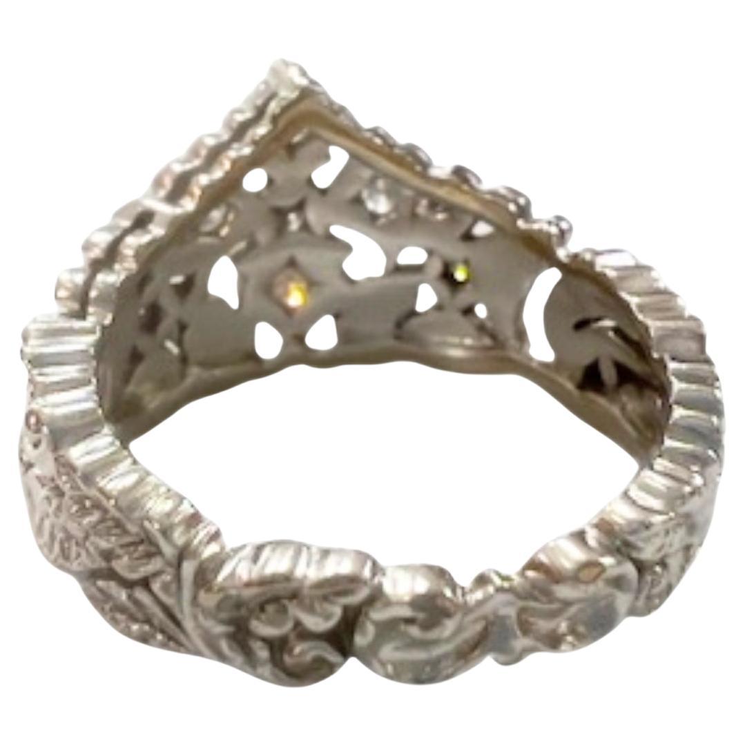 Ein moderner Ring aus dem 20. Jahrhundert, gefertigt aus 18-karätigem Gold und besetzt mit Brillanten für ein raffiniertes und elegantes Aussehen.

**VORRÄTIG**

Technische Daten:

Metall: 18k Gold
Gewicht: 6.64 Gramm
Diamanten: 9 Diamanten, je 0,30