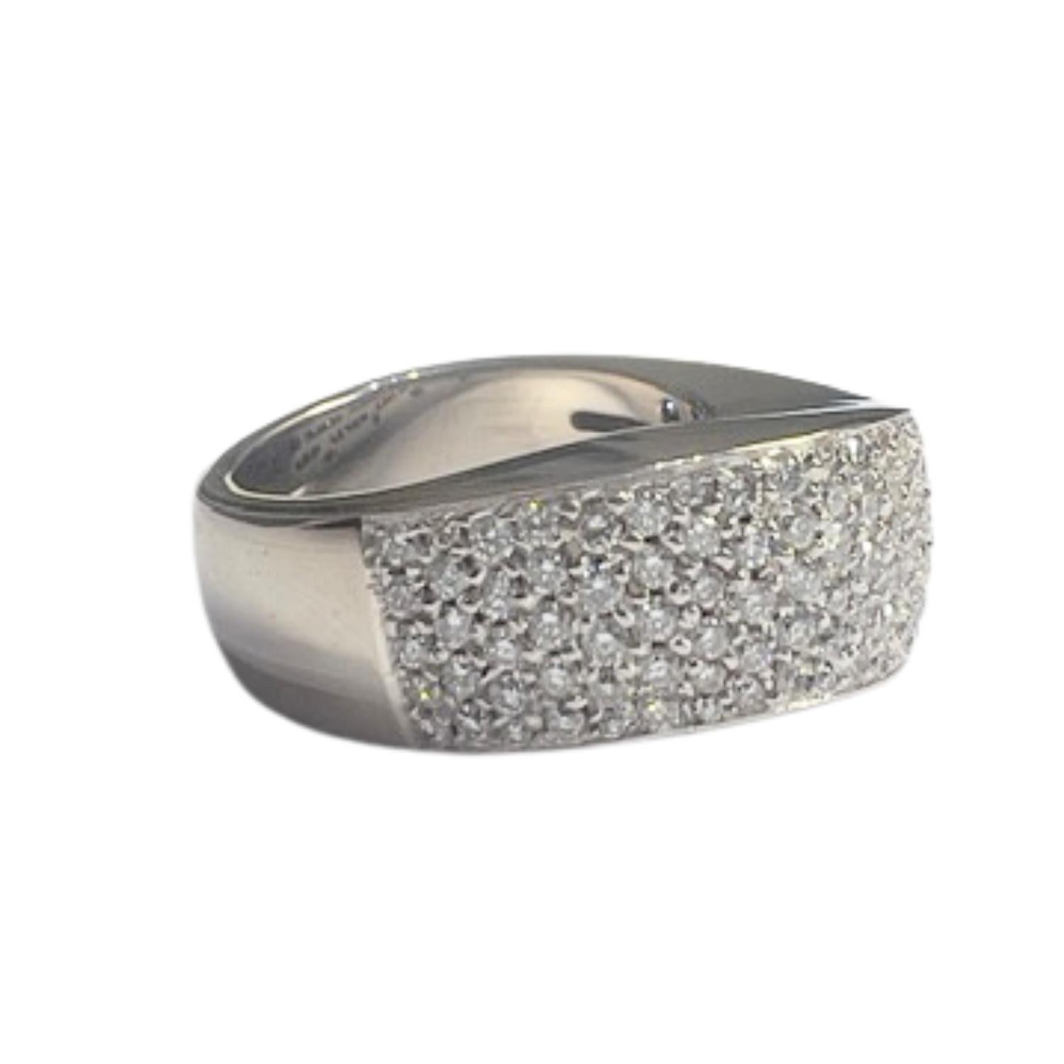 Questo anello contemporaneo del XX secolo è realizzato in oro 18 carati e presenta diamanti a taglio brillante. Il peso è di 17,73 grammi. 
L'anello è impreziosito da diamanti a taglio brillante per un totale di 2,60 carati, con purezza VS e colore