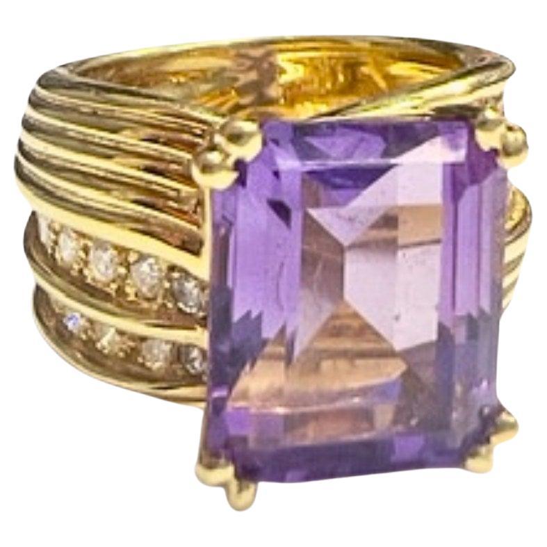 Contemporary 20th Century Diamond and 6.07 carats Amethyst Gold Ring