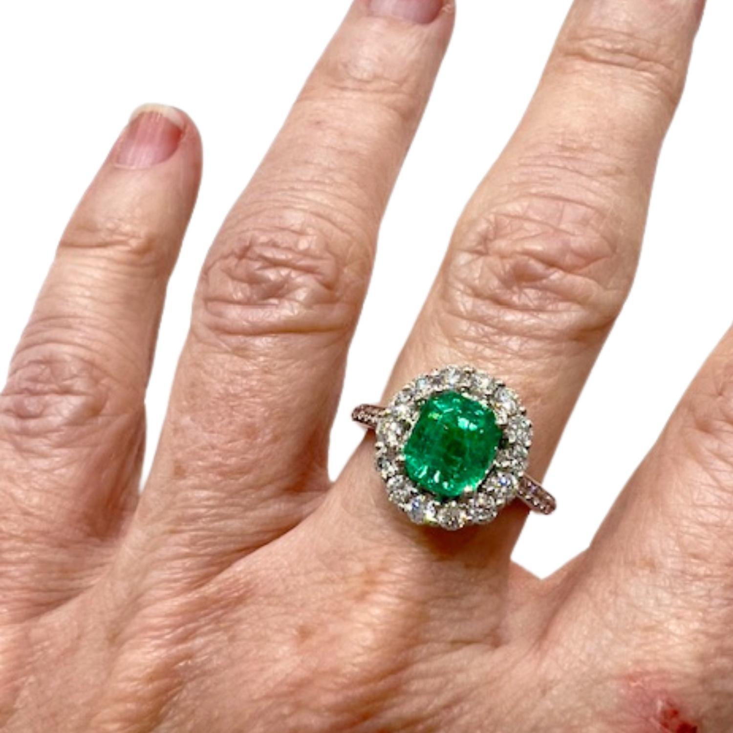 This contemporary ring from the 20th century is crafted in 18K white gold and features diamonds and an emerald.
 It weighs 3.74 grams and is sized ES / EU / US 6 / 16.5 mm. 
The ring includes 14 brilliant-cut diamonds, each approximately 0.04