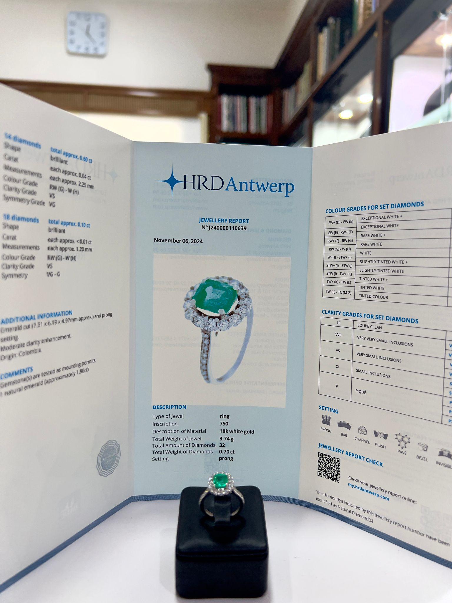 Contemporary 20th Century Diamond and Emerald  18K White Gold Ring For Sale 1