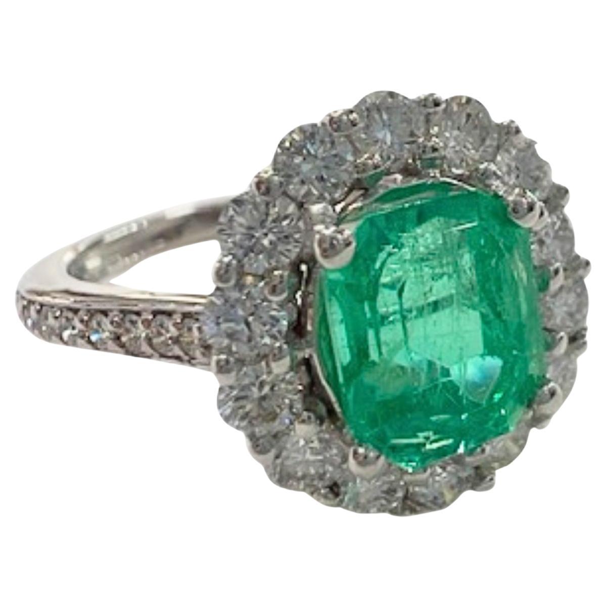 Diamantes y esmeraldas contemporáneos del siglo XX  Anillo de oro blanco de 18 quilates