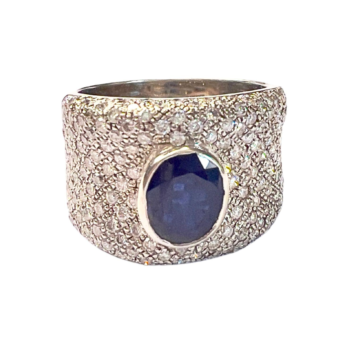 Questo anello contemporaneo del XX secolo è realizzato in oro 18 carati e presenta diamanti e uno zaffiro. Ha un peso di 10,38 grammi ed è di taglia ES 17 / EU 57. L'anello è impreziosito da diamanti a taglio brillante, per un totale di 1,80 carati,