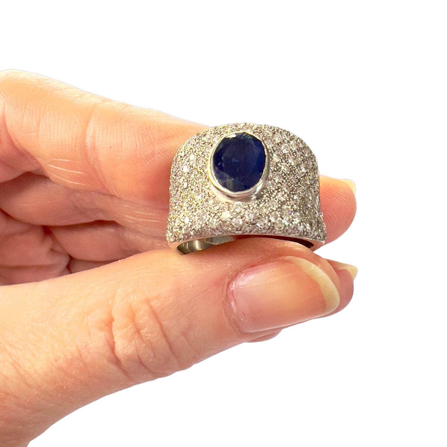 Contemporaneo Anello in oro con diamanti e zaffiri del XX secolo contemporaneo in vendita