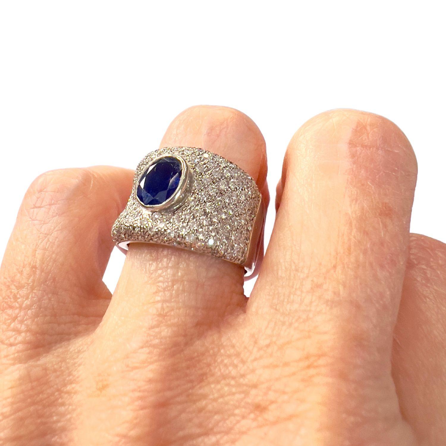 Taglio brillante Anello in oro con diamanti e zaffiri del XX secolo contemporaneo in vendita