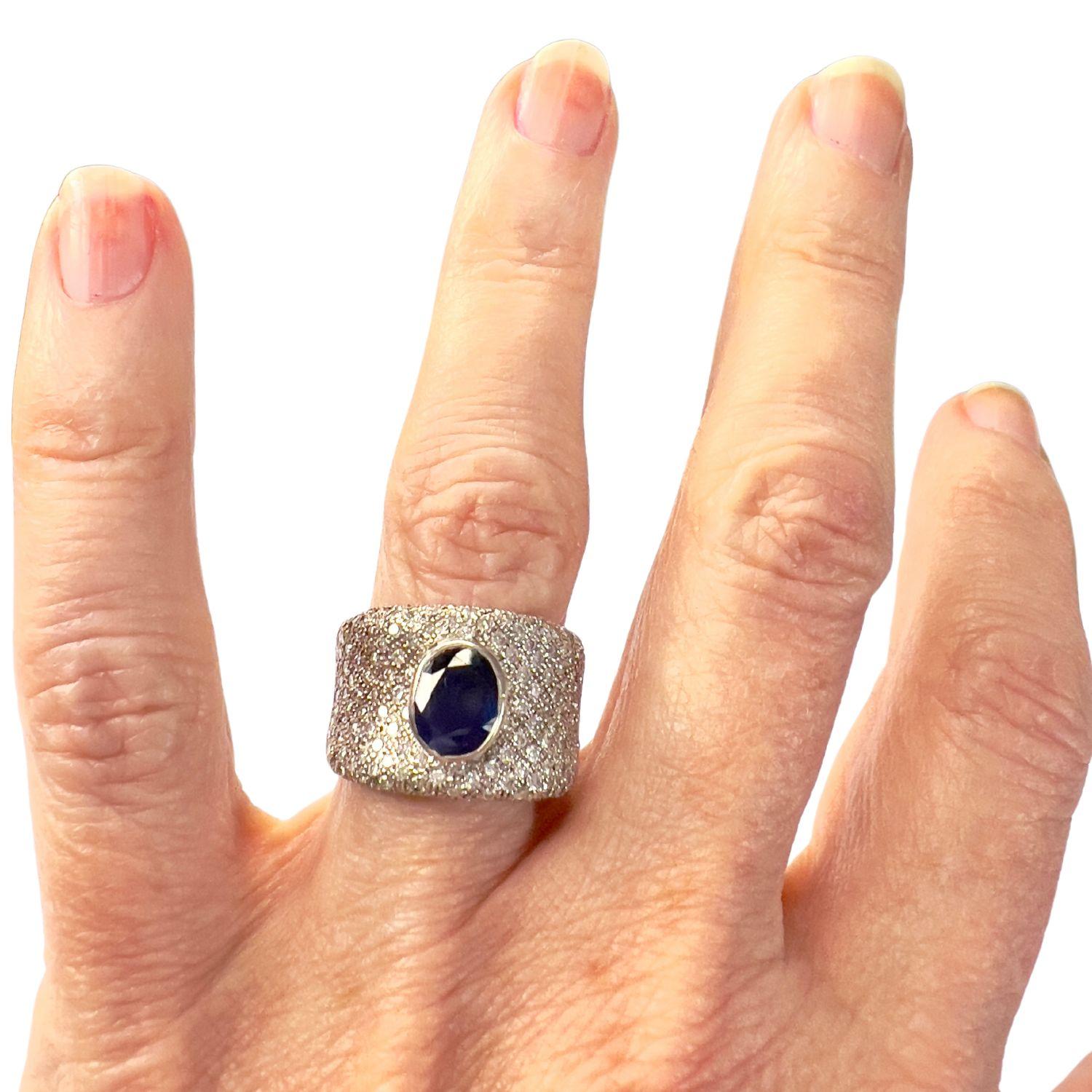 Anello in oro con diamanti e zaffiri del XX secolo contemporaneo In condizioni buone in vendita a MADRID, ES