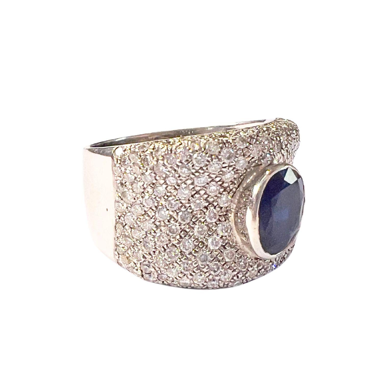 Anello in oro con diamanti e zaffiri del XX secolo contemporaneo in vendita 1