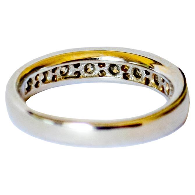 Este anillo contemporáneo del siglo XX está elaborado en oro de 18 quilates y lleva diamantes. Tiene un peso de 4,80 gramos. 
El anillo está adornado con diamantes talla brillante, que suman 1,04 quilates, con claridad VS-SI y color G-H. 
Hay 12