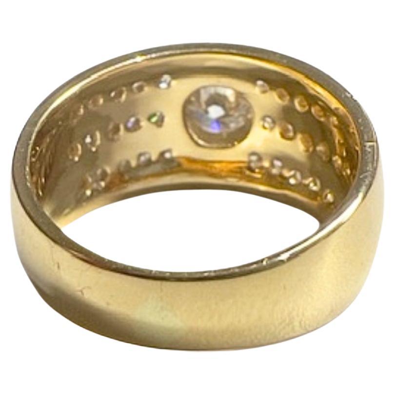 This contemporary ring from the 20th century is crafted in 18K gold and features brilliant-cut diamonds. It has a weight of 9.9 grams and is sized ES 15 / EU 55 / US 7.25. 
The gemological description includes:

Center of the ring with brilliant-cut