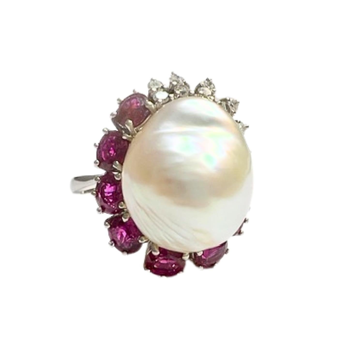 This contemporary ring from the 20th century is crafted in 18K gold and features Diamonds, a ruby, and a pearl. 

It has a weight of 10.72 grams and is sized 21/61. 

The Diamonds are brilliant-cut, totaling 0.36 carats (12 diamonds), and are of