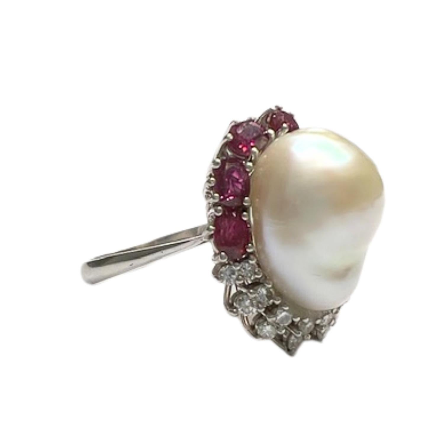 Contemporary 20th Century Diamond, Ruby, and Pearl Gold Ring In Good Condition For Sale In MADRID, ES
