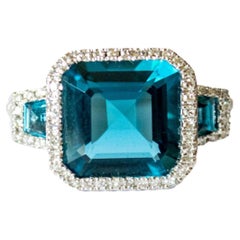Contemporary 20th Century 0.30 ct Diamond, 4.01 ct Topaz 18K Gold Ring