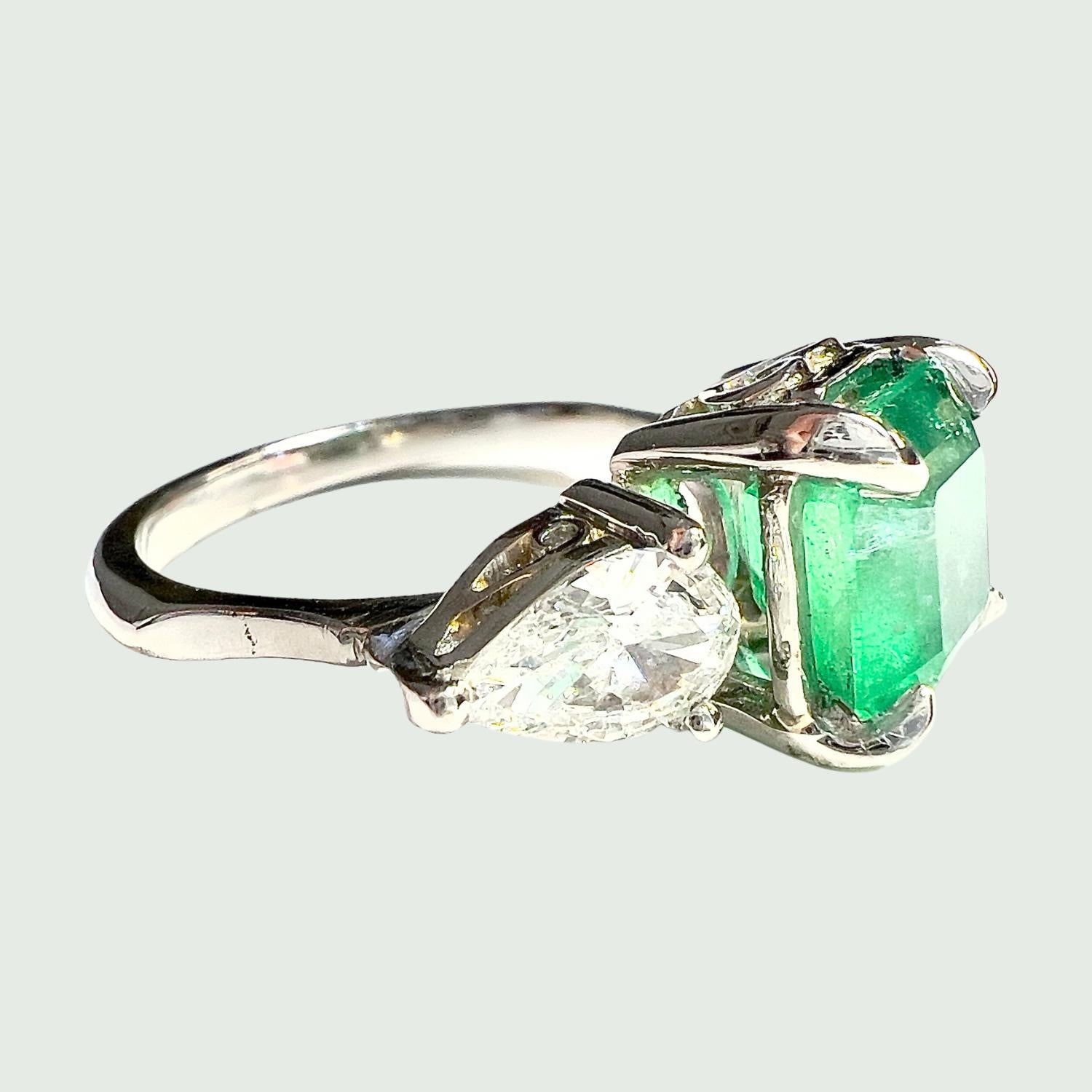 1.62 carat Diamond and 3.82 carat Emerald Cluster Ring In Good Condition For Sale In MADRID, ES