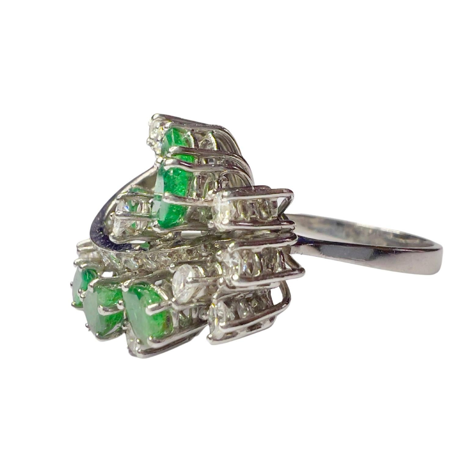 Contemporary 20th Century Ring 1 ct Diamonds & 1.80 ct Emeralds in 18k Gold For Sale 1