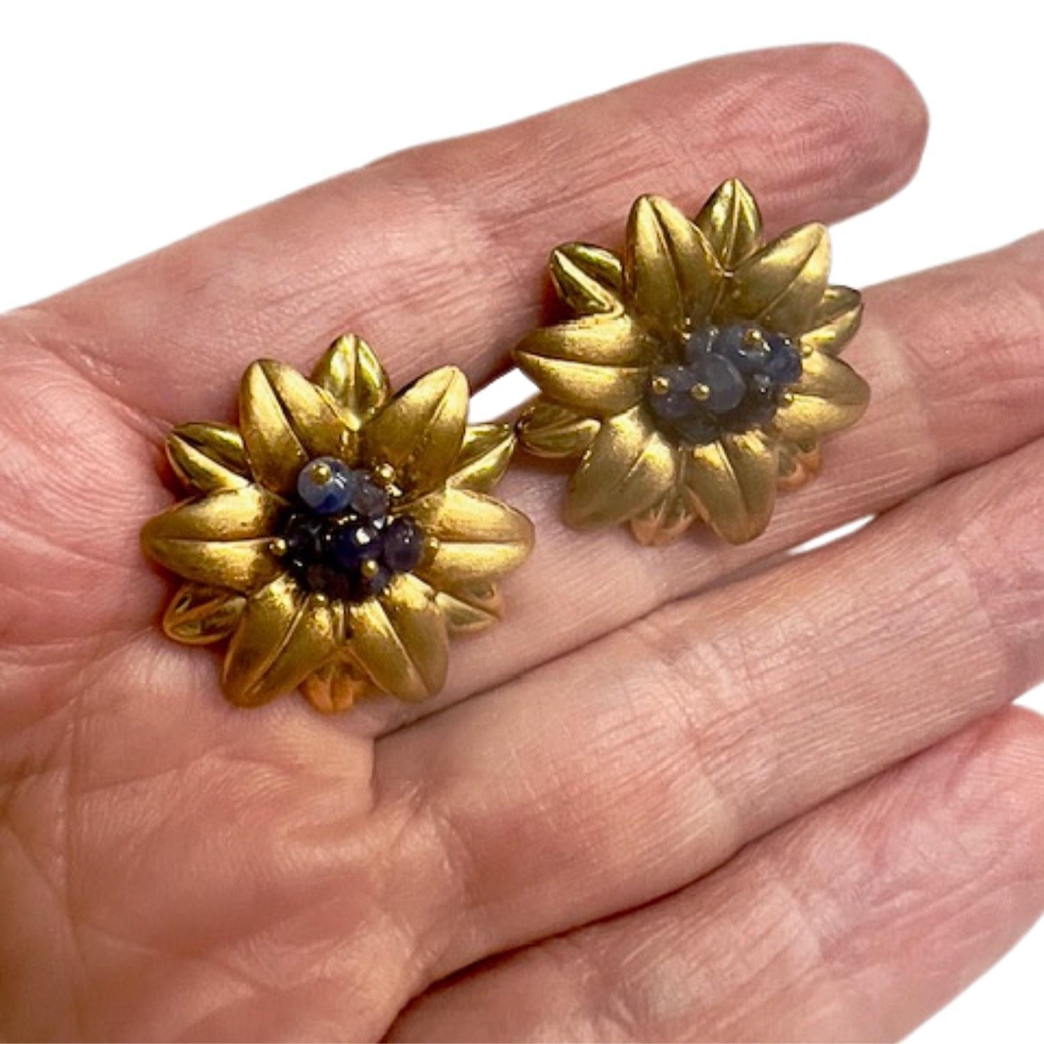 Contemporain Boucles d'oreilles contemporaines du 20e siècle en or et saphir de 3,6 carats en vente