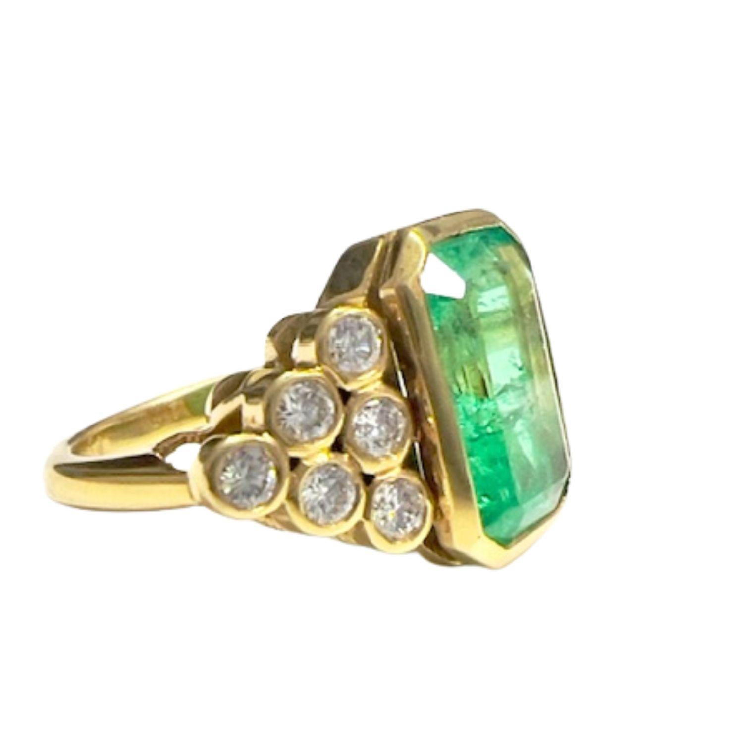 Contemporary 20th-century with central emerald and diamonds yellow Gold Ring

Weight: 7.80 grams

Size: 14/54

Gemological description:
Baguette-cut emerald center weighing 3.80 ct Origin: Colombia
Diamonds (12) 0.60 cts 
Clarity and quality: VS SI