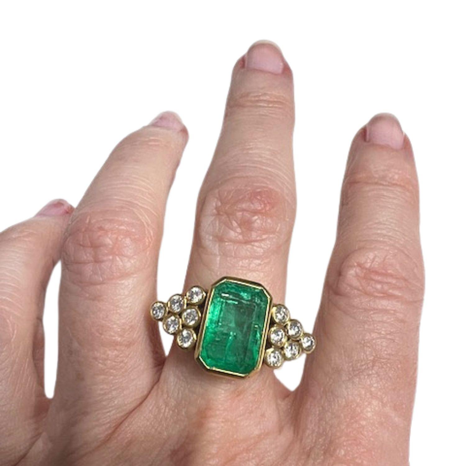 Baguette Cut Contemporary 20th-century with central emerald and diamonds yellow Gold Ring For Sale