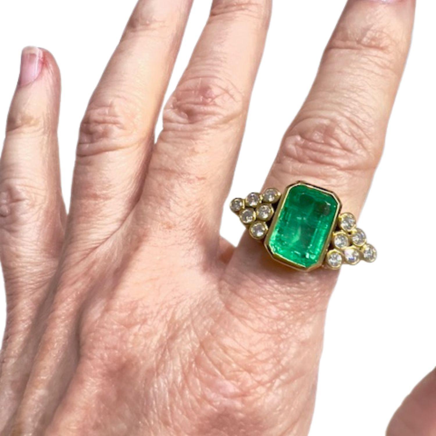 Baguette Cut Contemporary 20th-century with central emerald and diamonds yellow Gold Ring For Sale