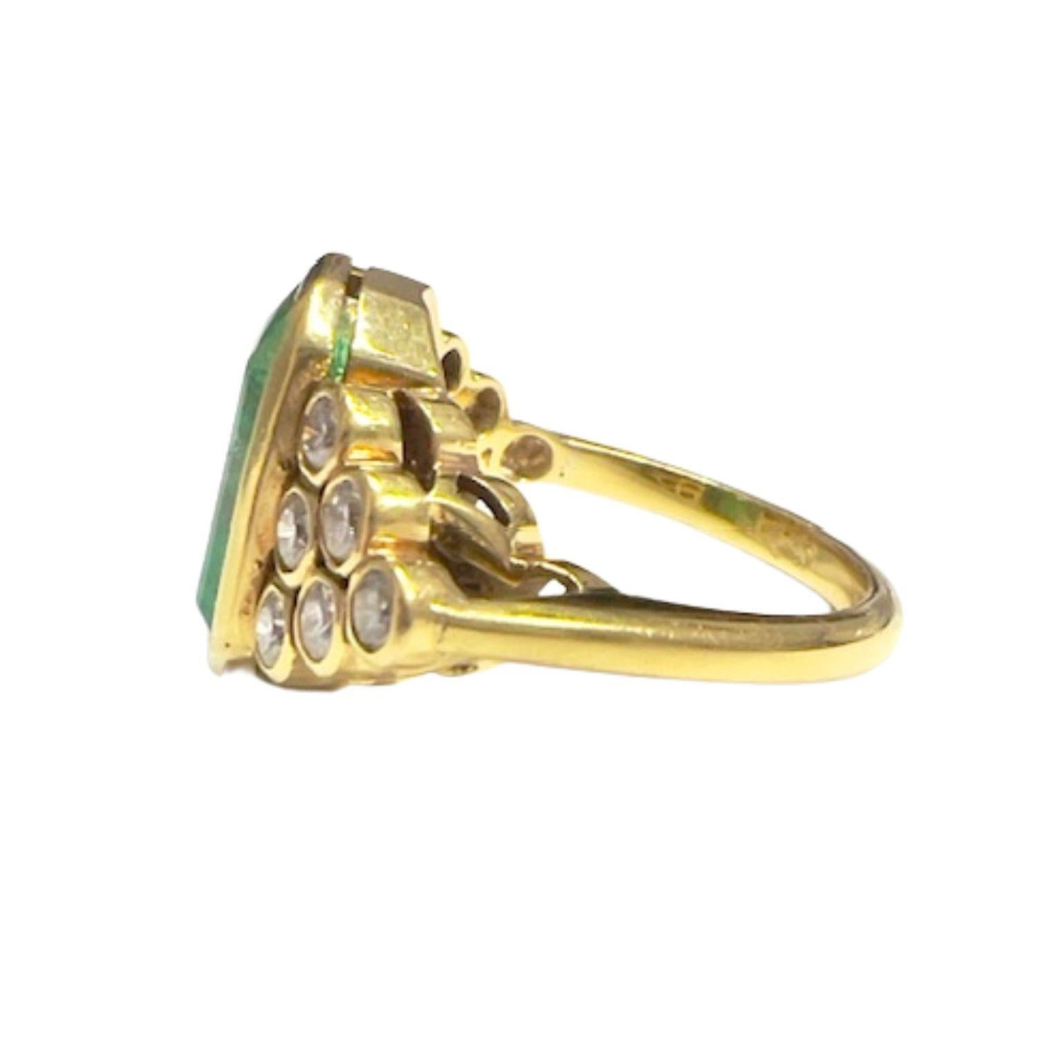 Contemporary 20th-century with central emerald and diamonds yellow Gold Ring In Good Condition For Sale In MADRID, ES