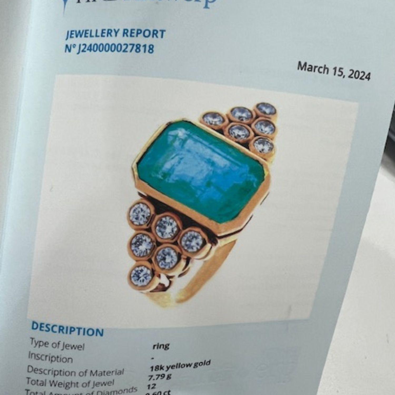 Contemporary 20th-century with central emerald and diamonds yellow Gold Ring In Good Condition For Sale In MADRID, ES