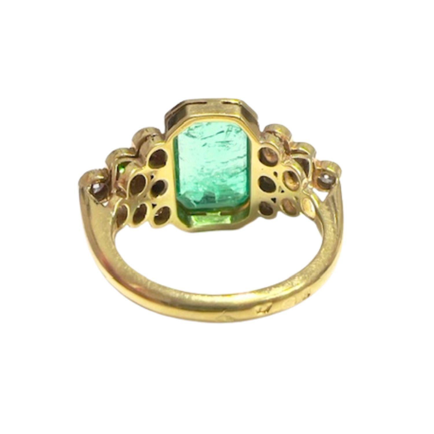 Contemporary 20th-century with central emerald and diamonds yellow Gold Ring For Sale 2