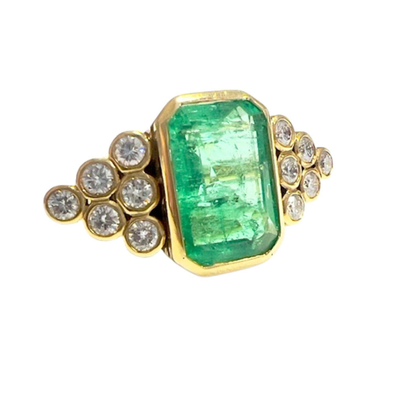 Contemporary 20th-century with central emerald and diamonds yellow Gold Ring For Sale 3