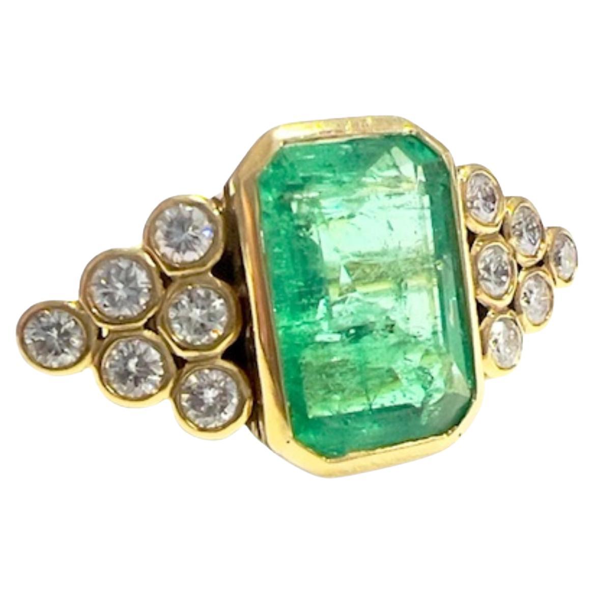 Contemporary 20th-century with central emerald and diamonds yellow Gold Ring For Sale