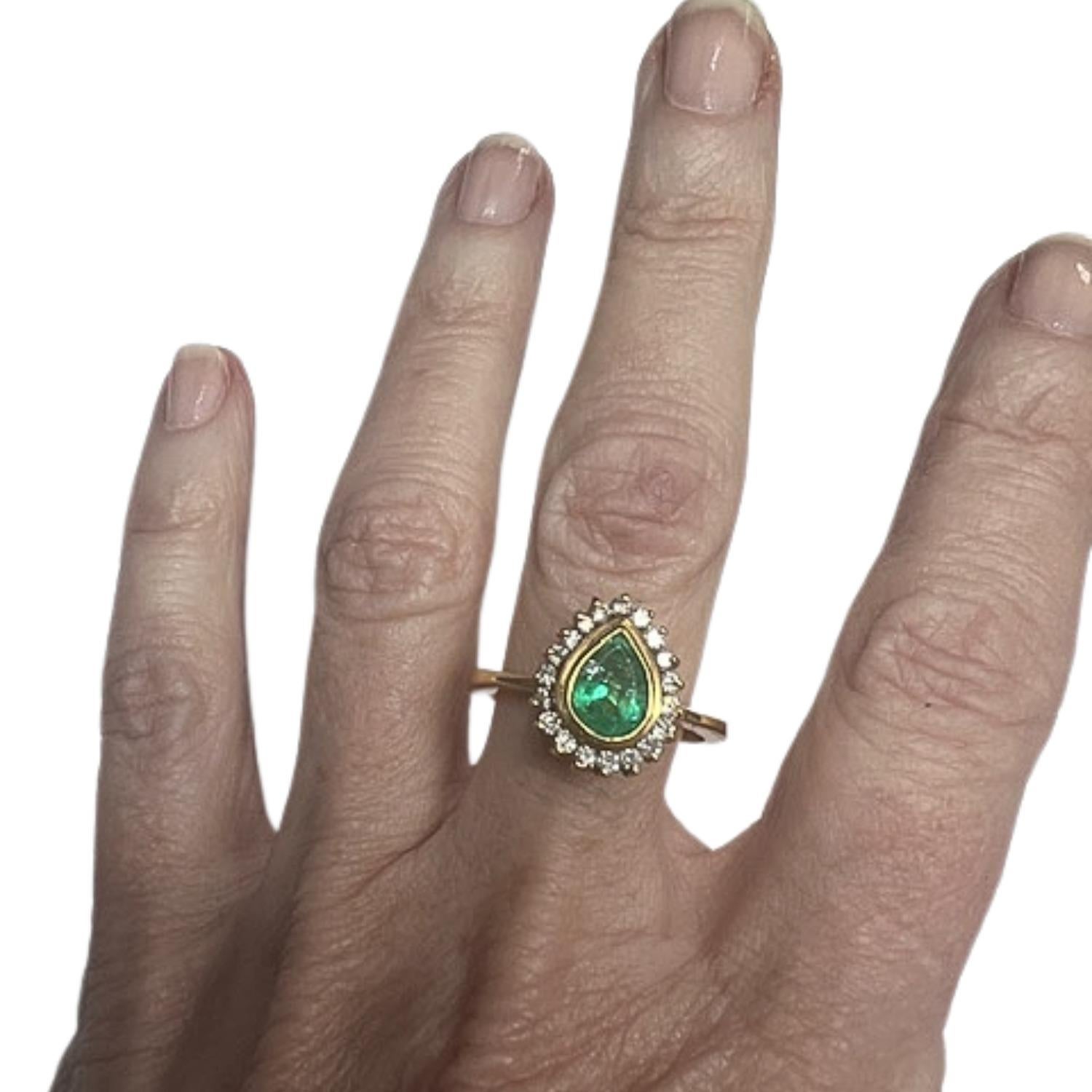 Zeitgenössischer Ring aus Gelbgold mit Diamanten und Smaragd aus dem 20. (Tropfenschliff) im Angebot